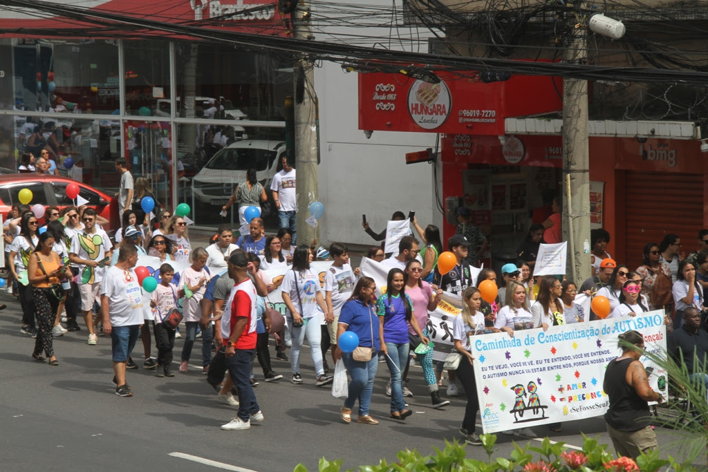 São Gonçalo reúne dezenas de pessoas na caminhada de conscientização do autismo