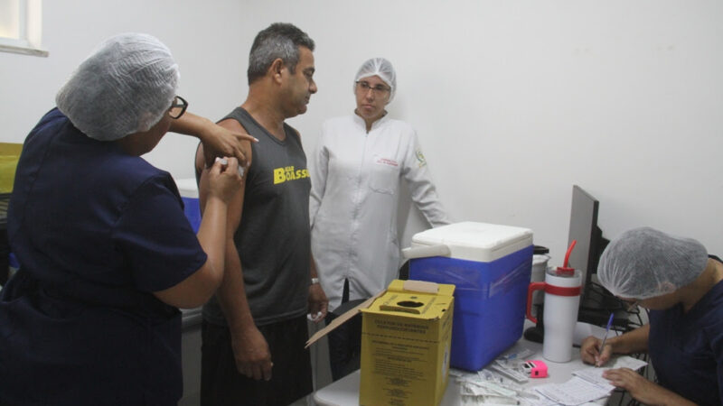 Funasg vacina servidores e seus dependentes contra gripe e covid-19