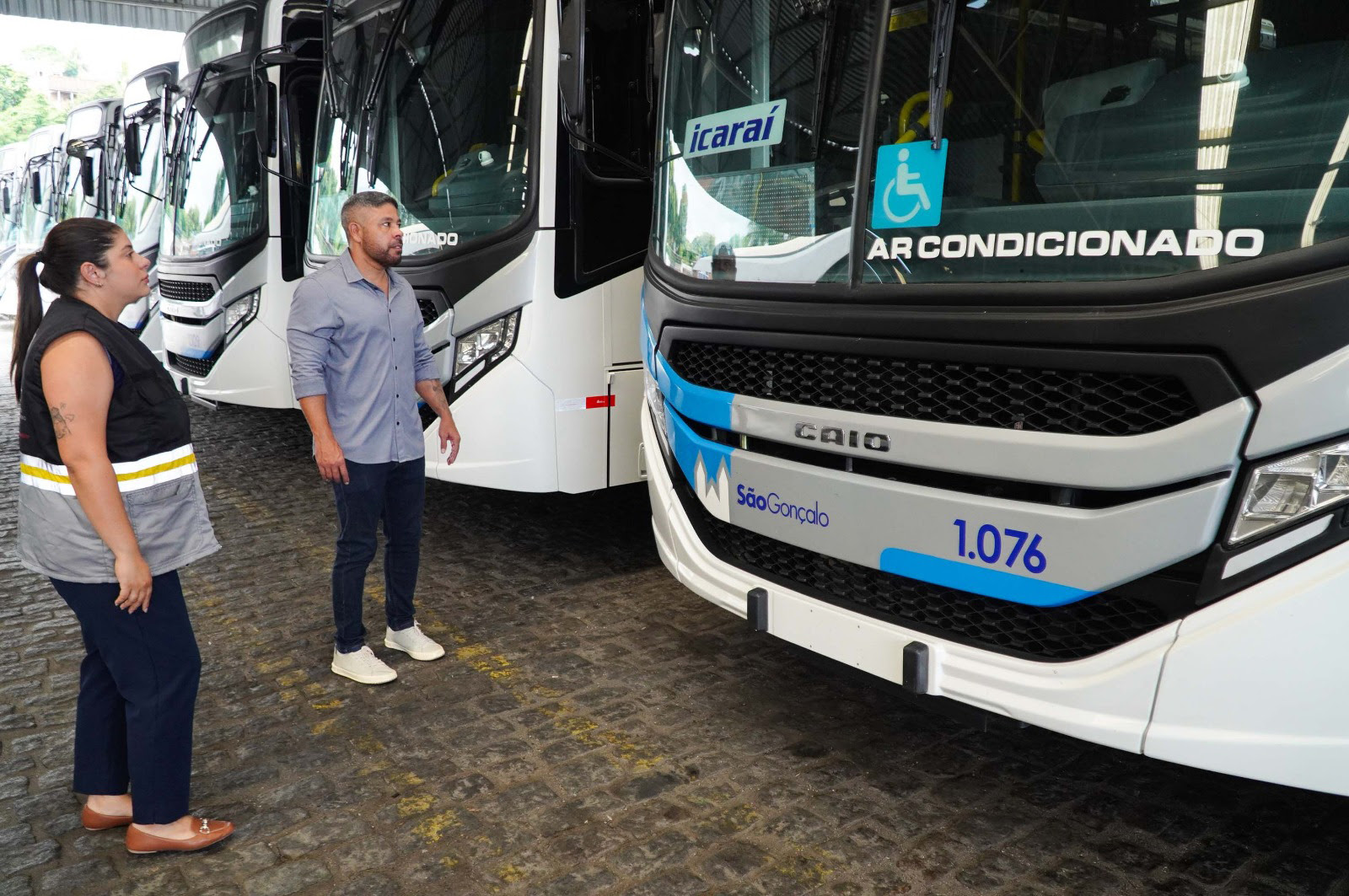 Prefeitura de São Gonçalo acompanha entrega de 30 novos ônibus municipais com ar-condicionado