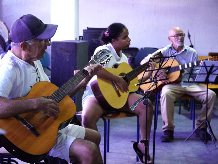 Curso de violão reúne alunos de diferentes idades no CRIA SG