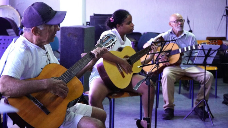 Curso de violão reúne alunos de diferentes idades no CRIA SG