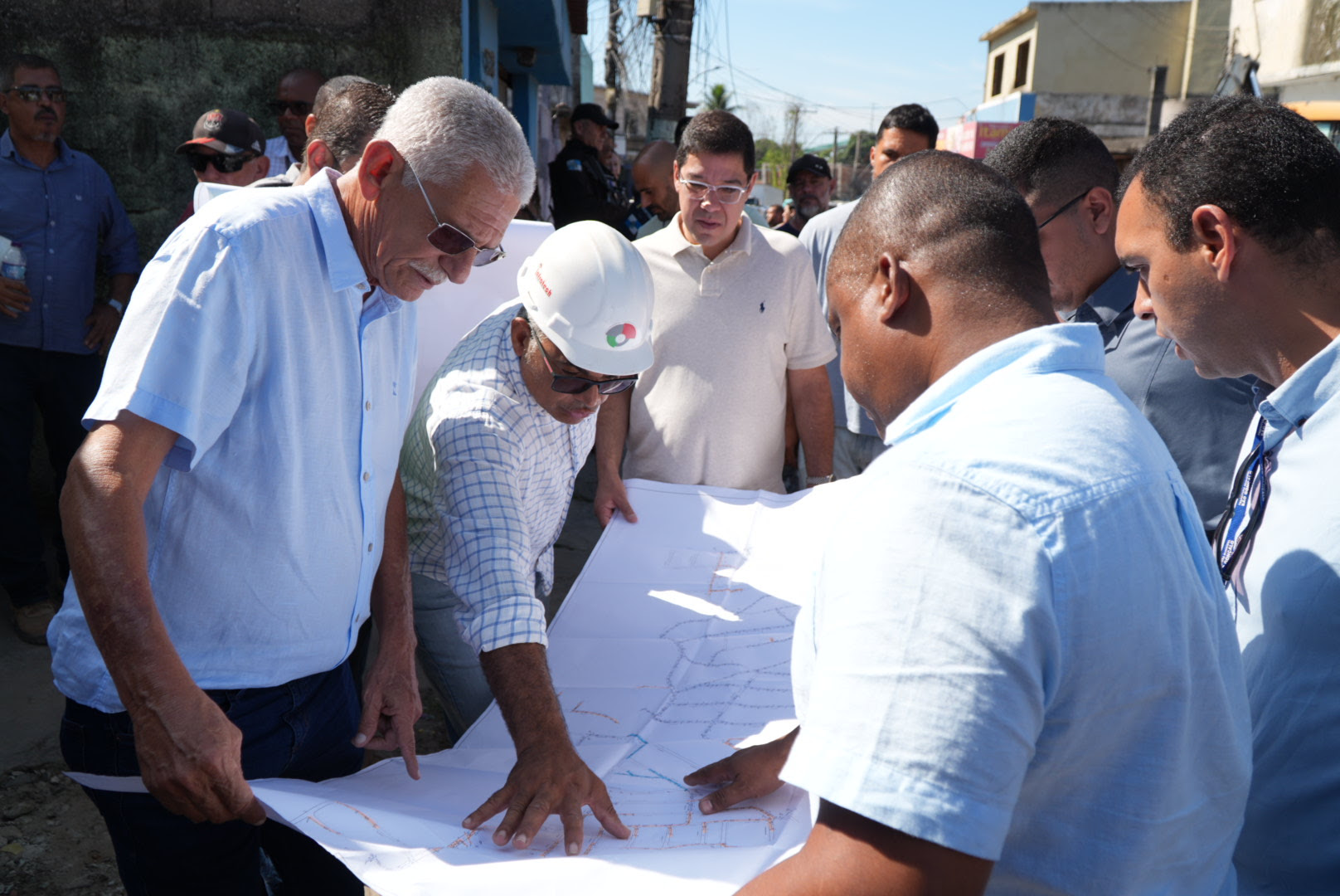Prefeito Capitão Nelson vistoria obras em andamento em Itaúna