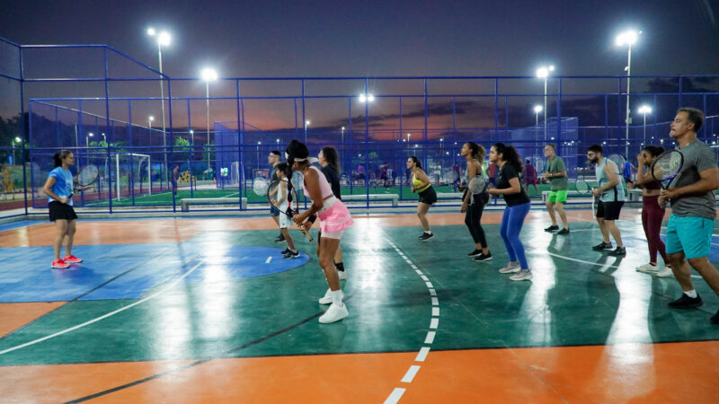 Gonçalenses realizam aulas de tênis gratuitas no Parque RJ Nosso Sonho