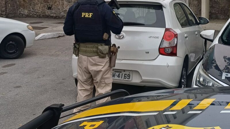 PRF recupera carro roubado e flagra adulteração em Niterói