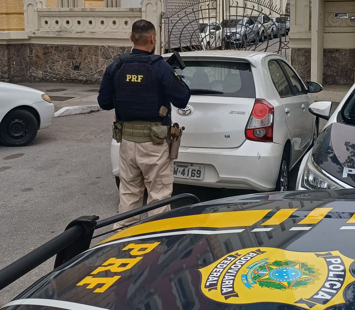 PRF recupera carro roubado e flagra adulteração em Niterói