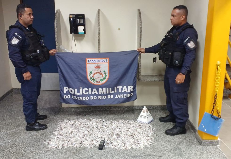 Tráfico de Drogas: Suspeito é preso com mais de 1.400 sacolés de cocaína em Niterói