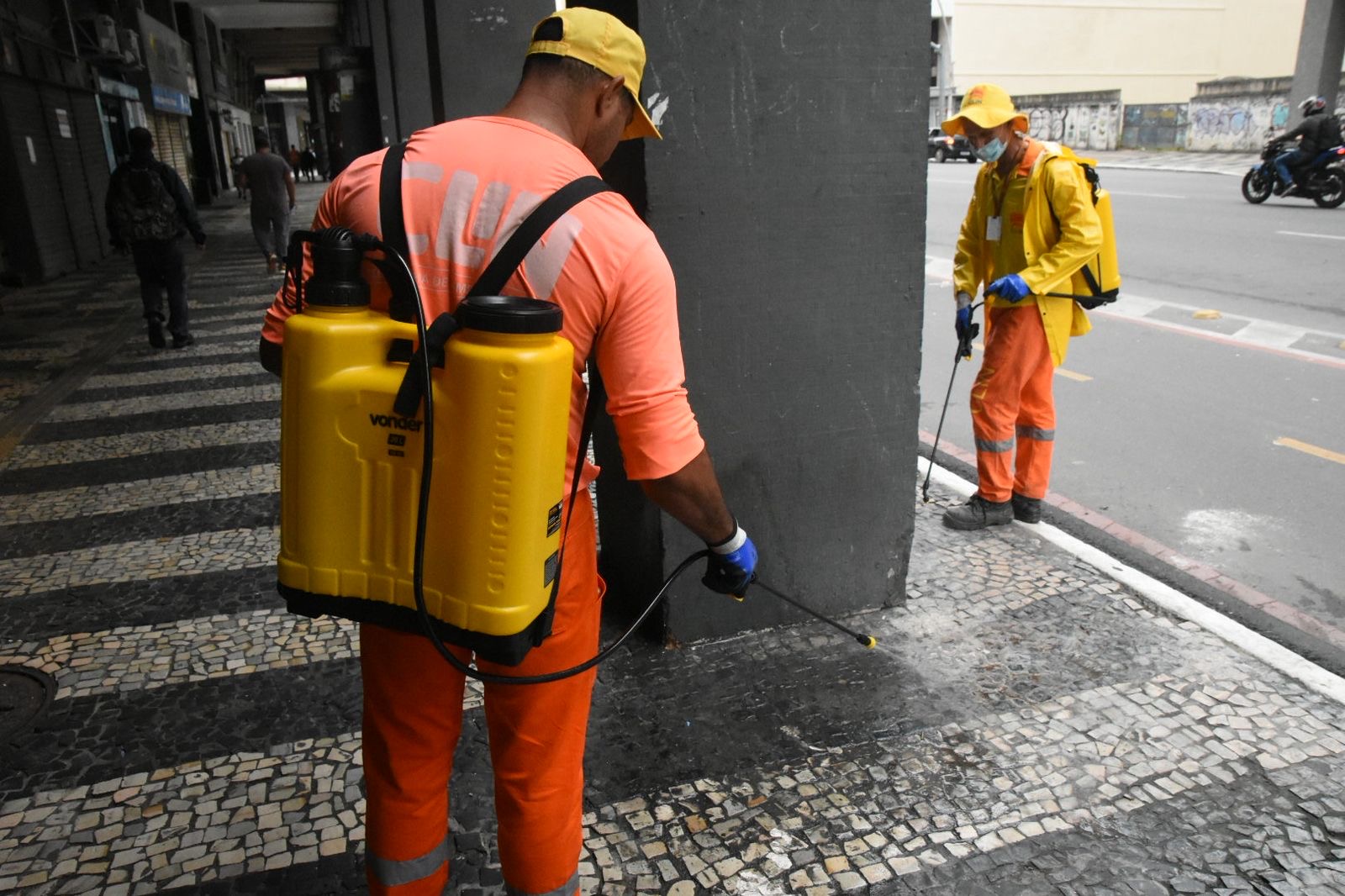 Clin reforça higienização da Avenida Amaral Peixoto com nova tecnologia