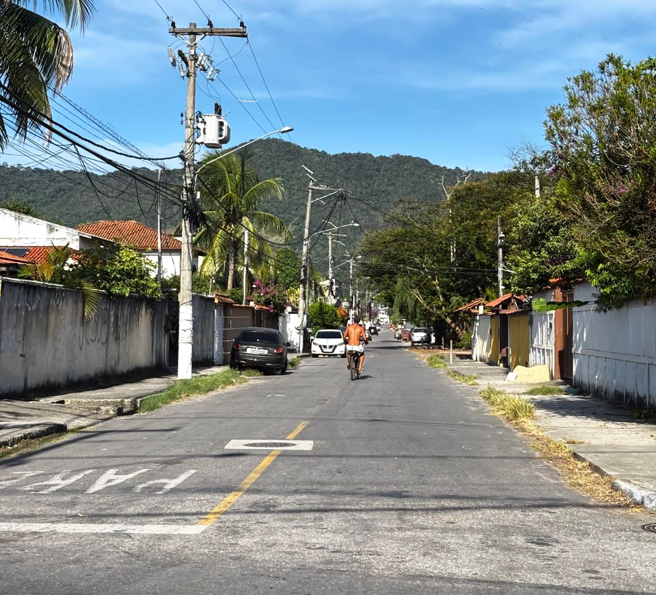 Policial do Segurança Presente é baleado durante patrulhamento no Engenho do Mato, em Niterói.