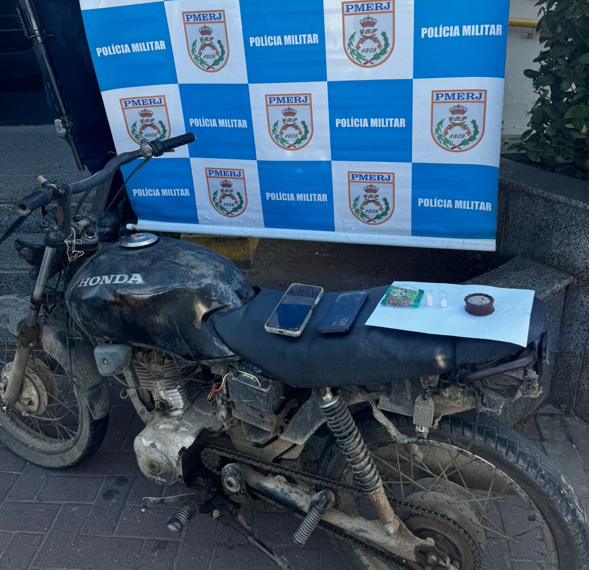 Dois homens são detidos por uso de drogas após tentativa de fuga em Maricá