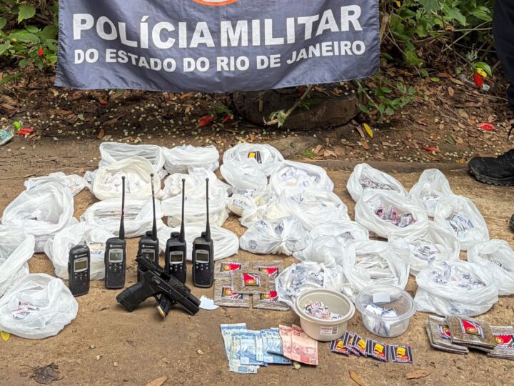 Operação da PM termina com três presos por tráfico de drogas na Comunidade do Serrão