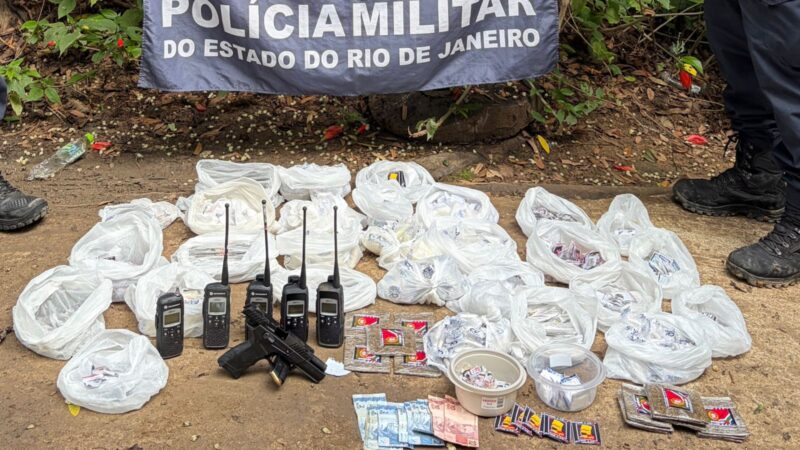 Operação da PM termina com três presos por tráfico de drogas na Comunidade do Serrão