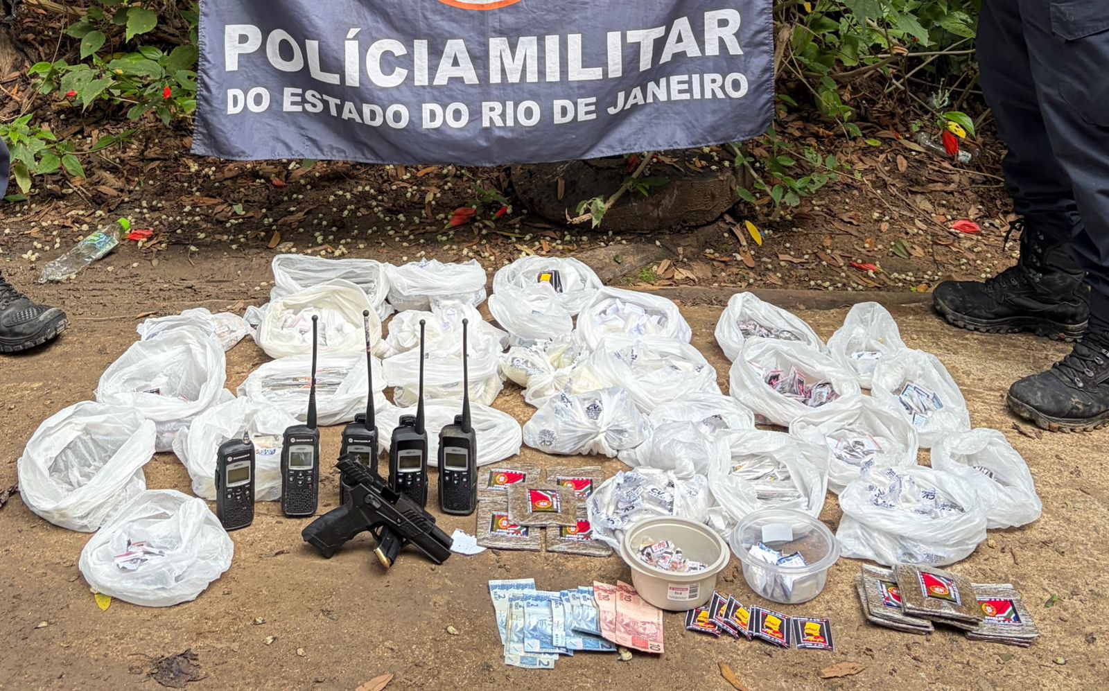 Operação da PM termina com três presos por tráfico de drogas na Comunidade do Serrão