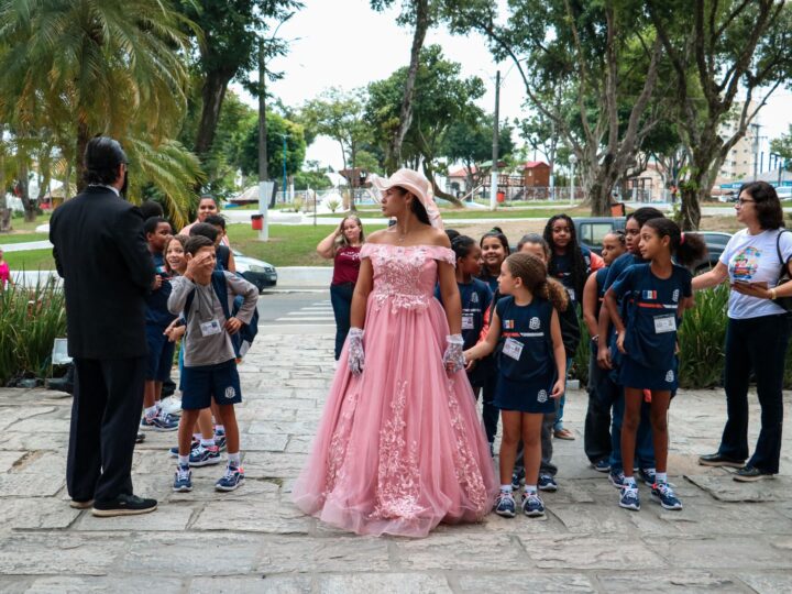 “A Moreninha” ganha vida em visita guiada com alunos da rede municipal no Centro Histórico de Itaboraí