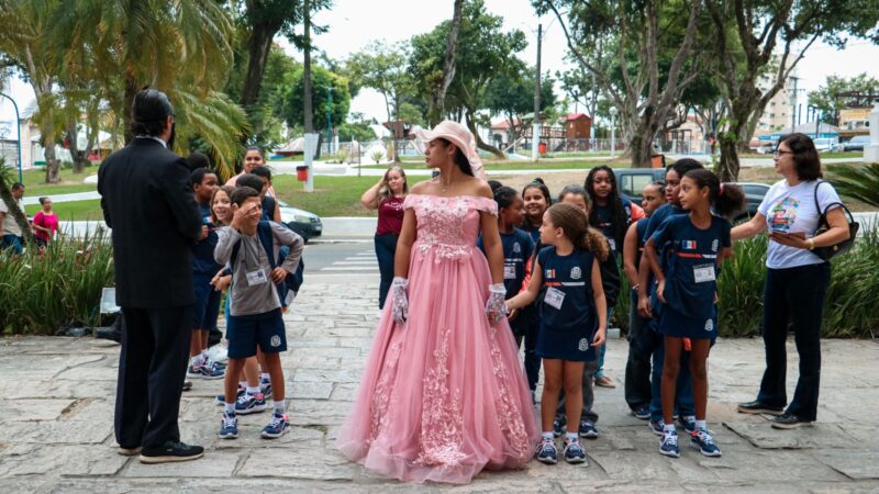 “A Moreninha” ganha vida em visita guiada com alunos da rede municipal no Centro Histórico de Itaboraí