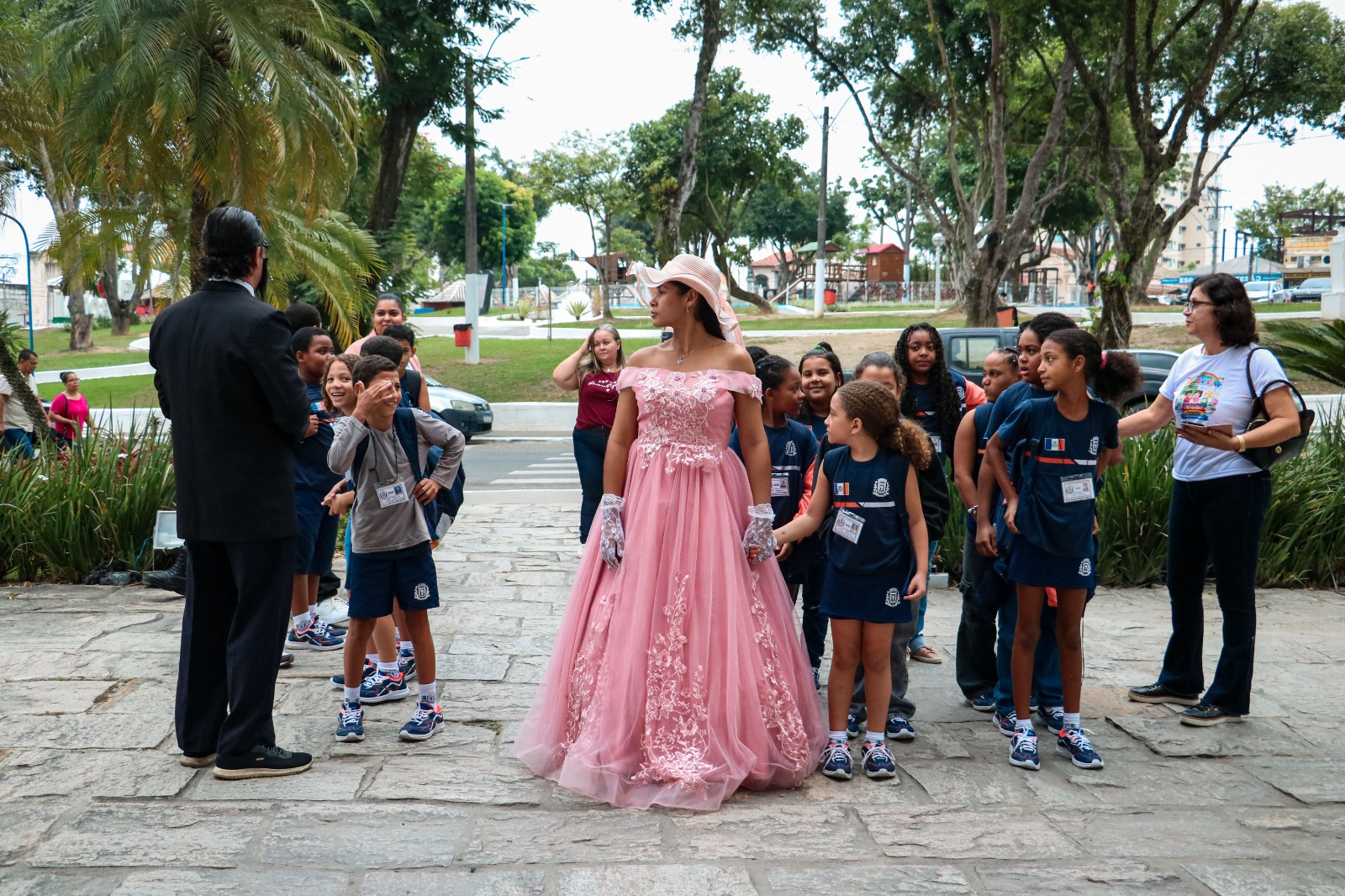 “A Moreninha” ganha vida em visita guiada com alunos da rede municipal no Centro Histórico de Itaboraí