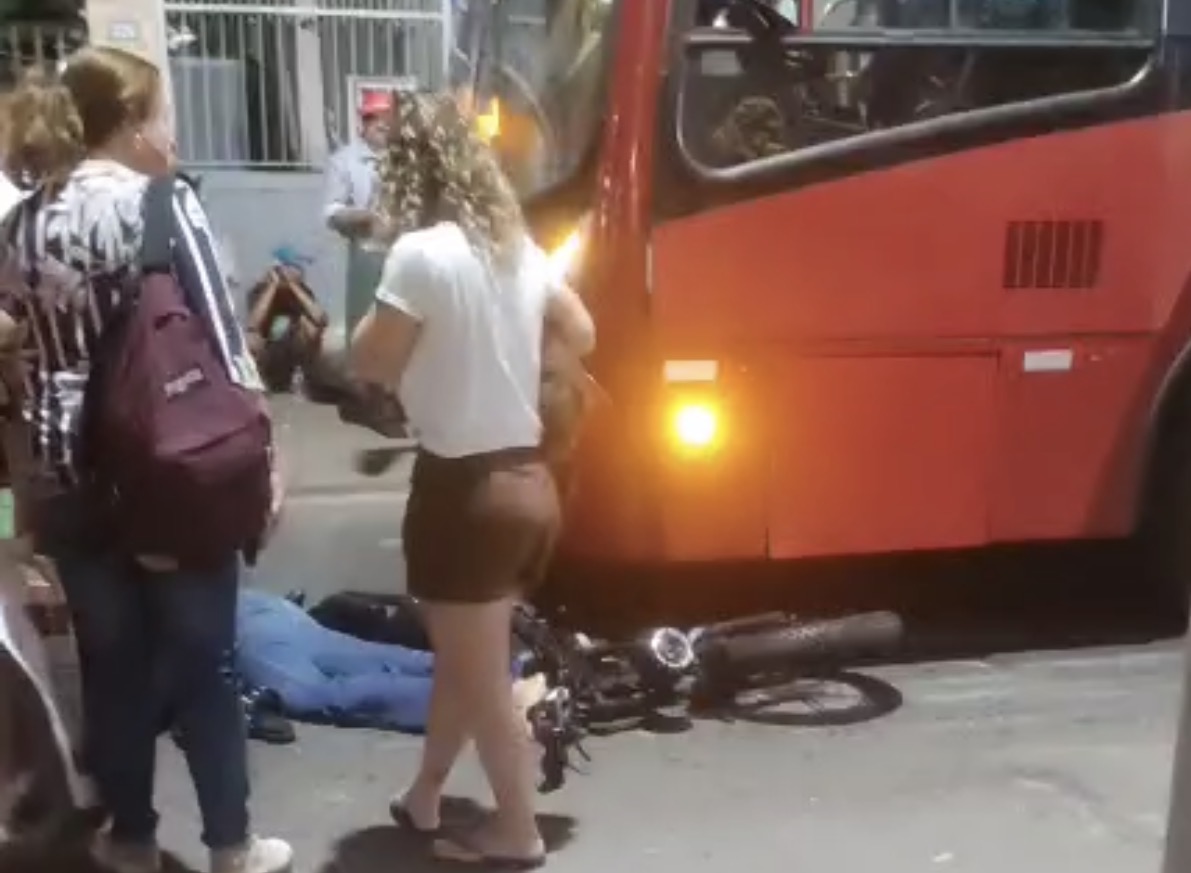 Mulher cai embaixo de ônibus após acidente com bicicleta elétrica em Icaraí, nesta sexta-feira