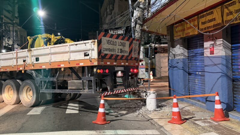 Carreta atinge poste durante manobra e deixa vários quarteirões sem energia no Centro de Niterói