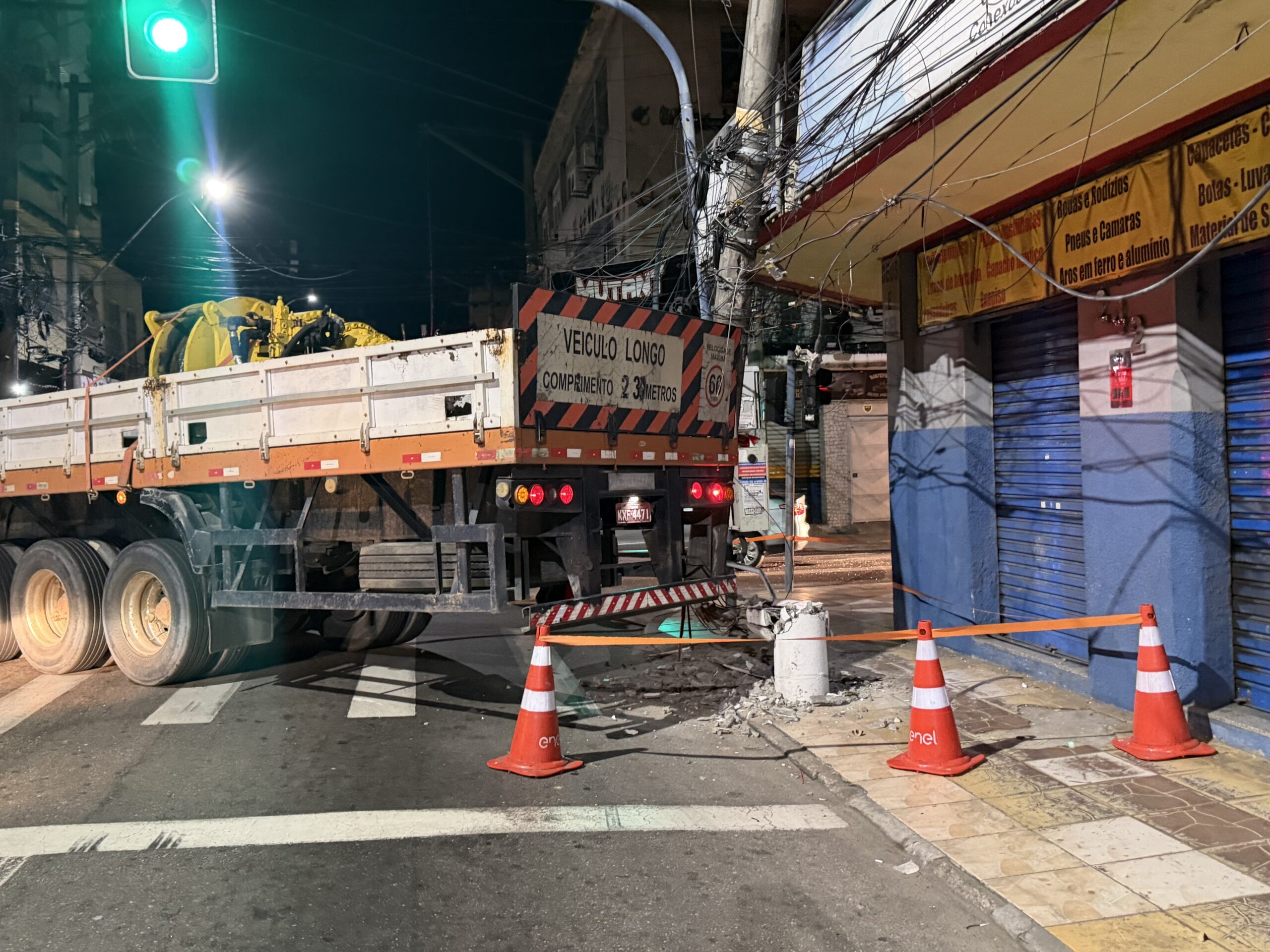 Carreta atinge poste durante manobra e deixa vários quarteirões sem energia no Centro de Niterói
