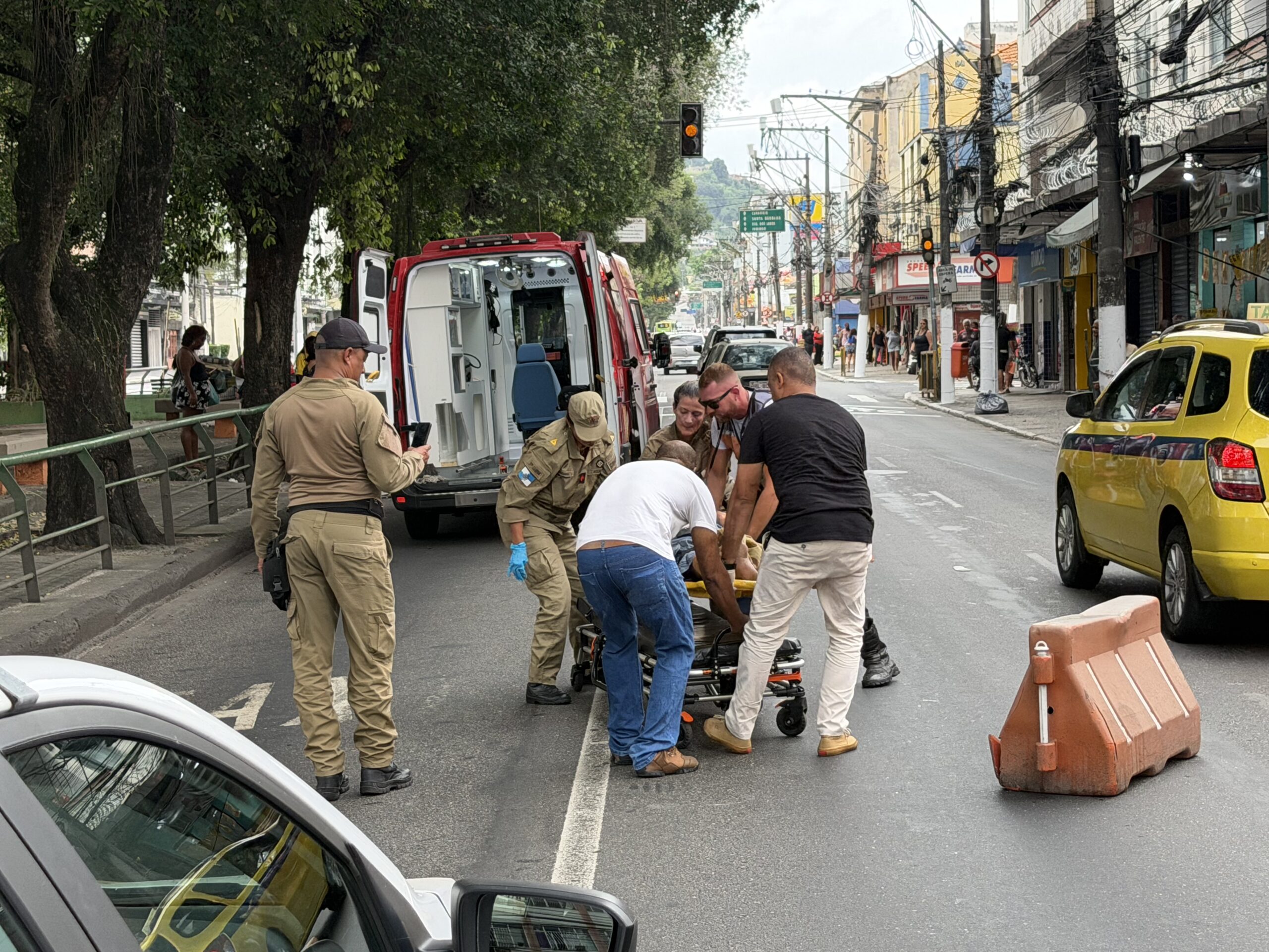 Grave acidente envolvendo motociclista e pedestre na Alameda São Boaventura, na manhã deste domingo de Dia das Mães.