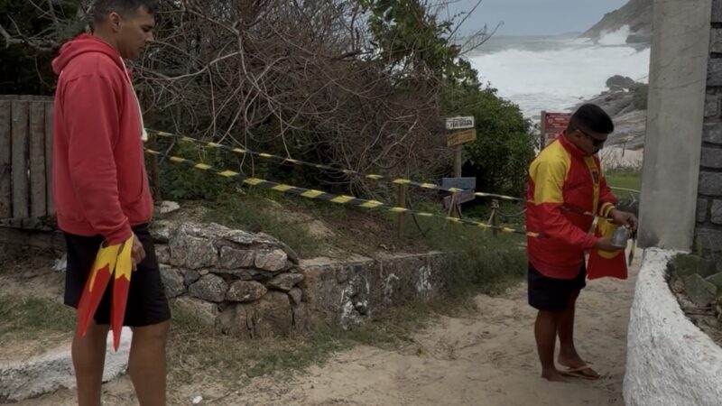 Bombeiro Guarda-Vidas do Estado do Rio de Janeiro fecham a prainha de itacoatiara após mar ficar extremamente agitado