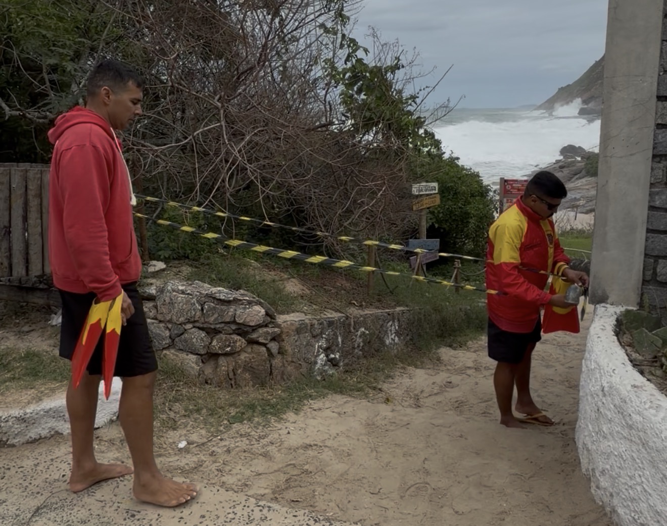 Bombeiro Guarda-Vidas do Estado do Rio de Janeiro fecham a prainha de itacoatiara após mar ficar extremamente agitado