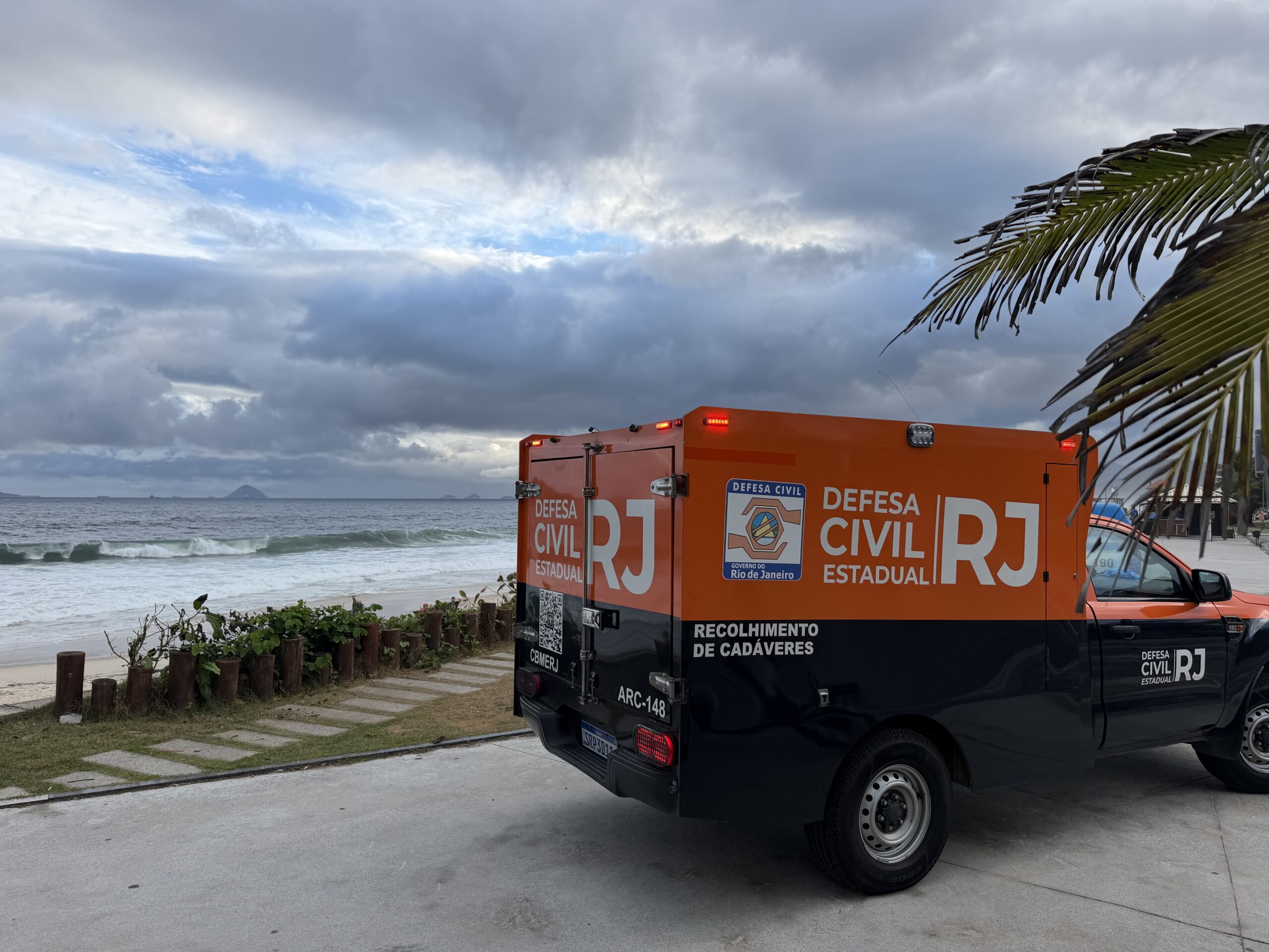 Corpo de mulher é encontrado na praia de Piratininga, em Niterói