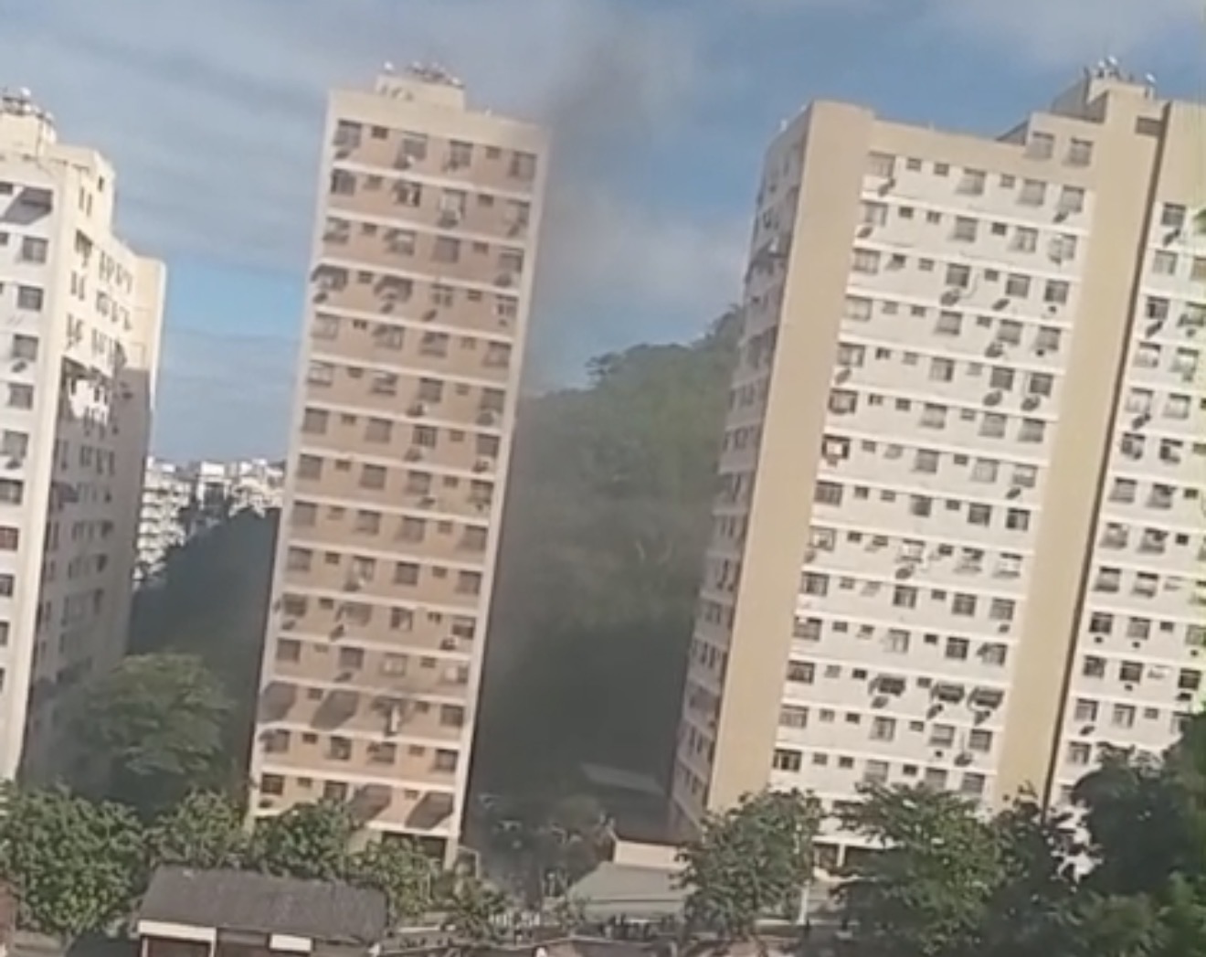 Estrondo e incêndio mobilizam bombeiros em prédio residencial de Niterói