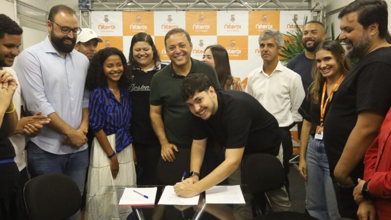 Rodrigo Neves lança Aprova Jovem no Fonseca durante programação do Prefeitura Móvel