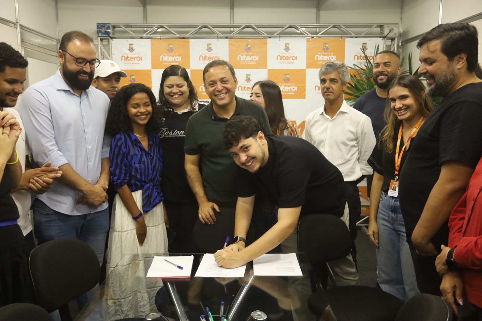 Rodrigo Neves lança Aprova Jovem no Fonseca durante programação do Prefeitura Móvel