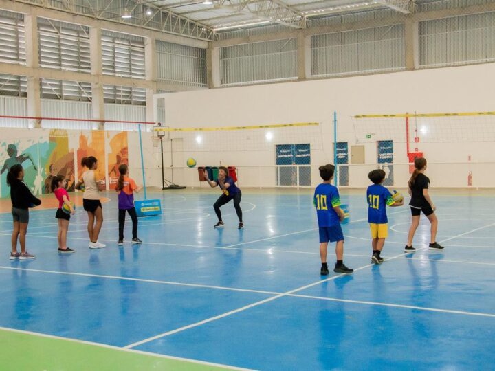 Novas turmas do Projeto Viva Vôlei iniciam aulas no Ginásio Esportivo de Itaboraí