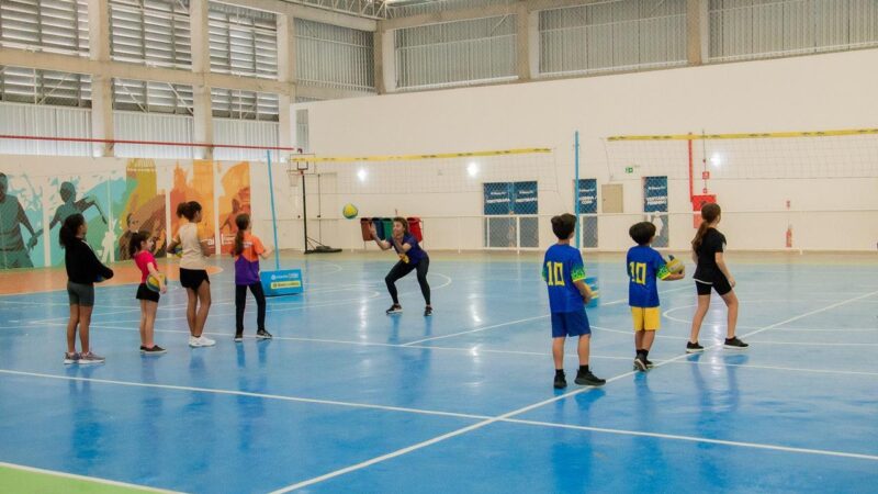 Novas turmas do Projeto Viva Vôlei iniciam aulas no Ginásio Esportivo de Itaboraí