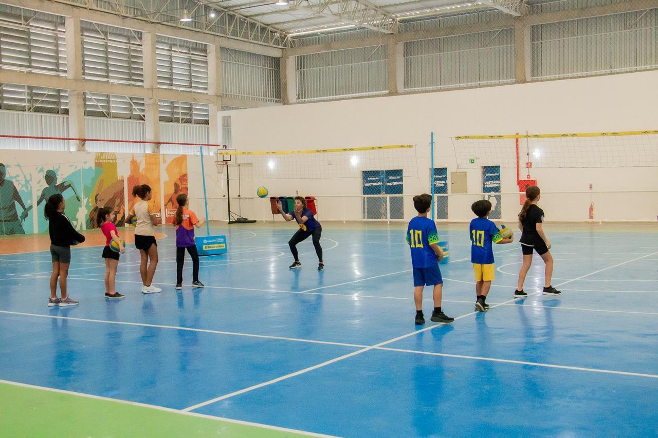 Novas turmas do Projeto Viva Vôlei iniciam aulas no Ginásio Esportivo de Itaboraí