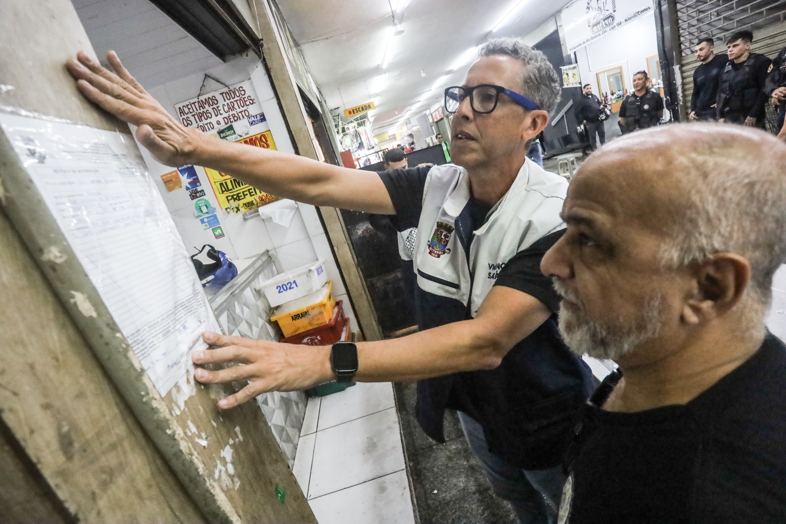 Em ação integrada, Operação Pharmakon interdita peixaria no Centro de Niterói