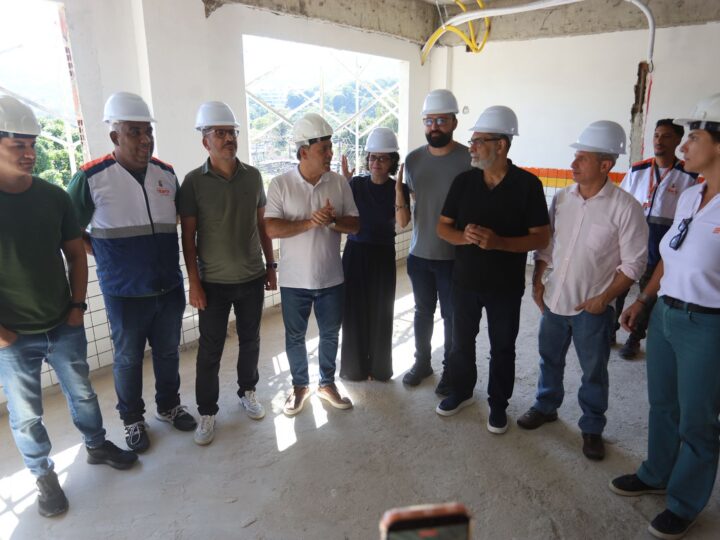 Prefeito Rodrigo Neves vistoria obras no Engenho do Mato