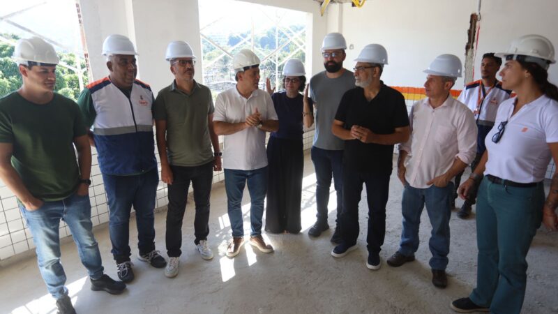 Prefeito Rodrigo Neves vistoria obras no Engenho do Mato