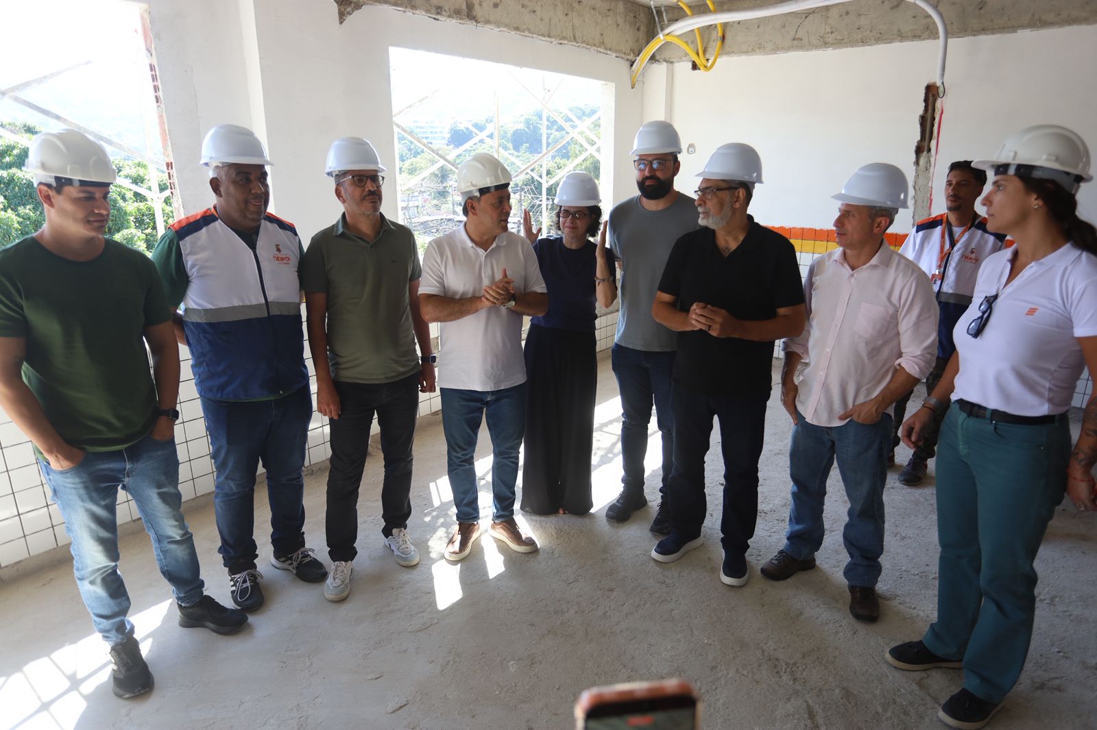 Prefeito Rodrigo Neves vistoria obras no Engenho do Mato
