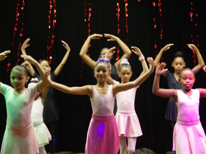 Projeto de ballet emociona mães em apresentação especial na Estação Cidadania
