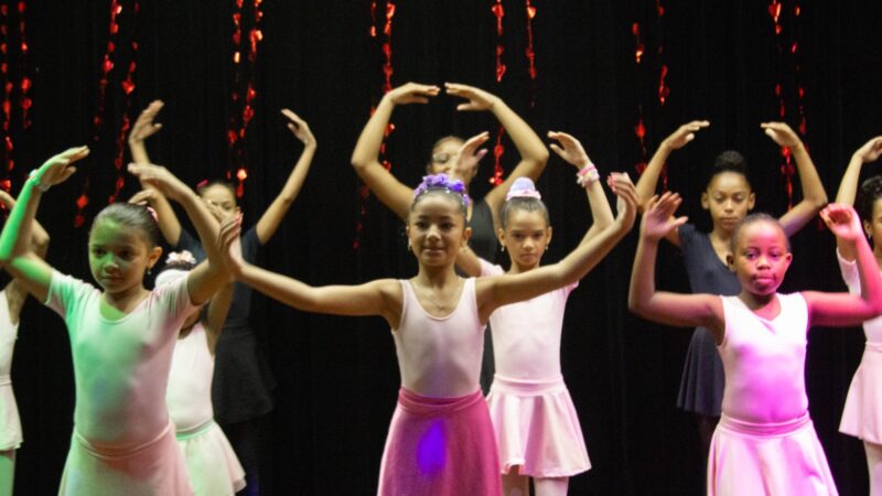 Projeto de ballet emociona mães em apresentação especial na Estação Cidadania
