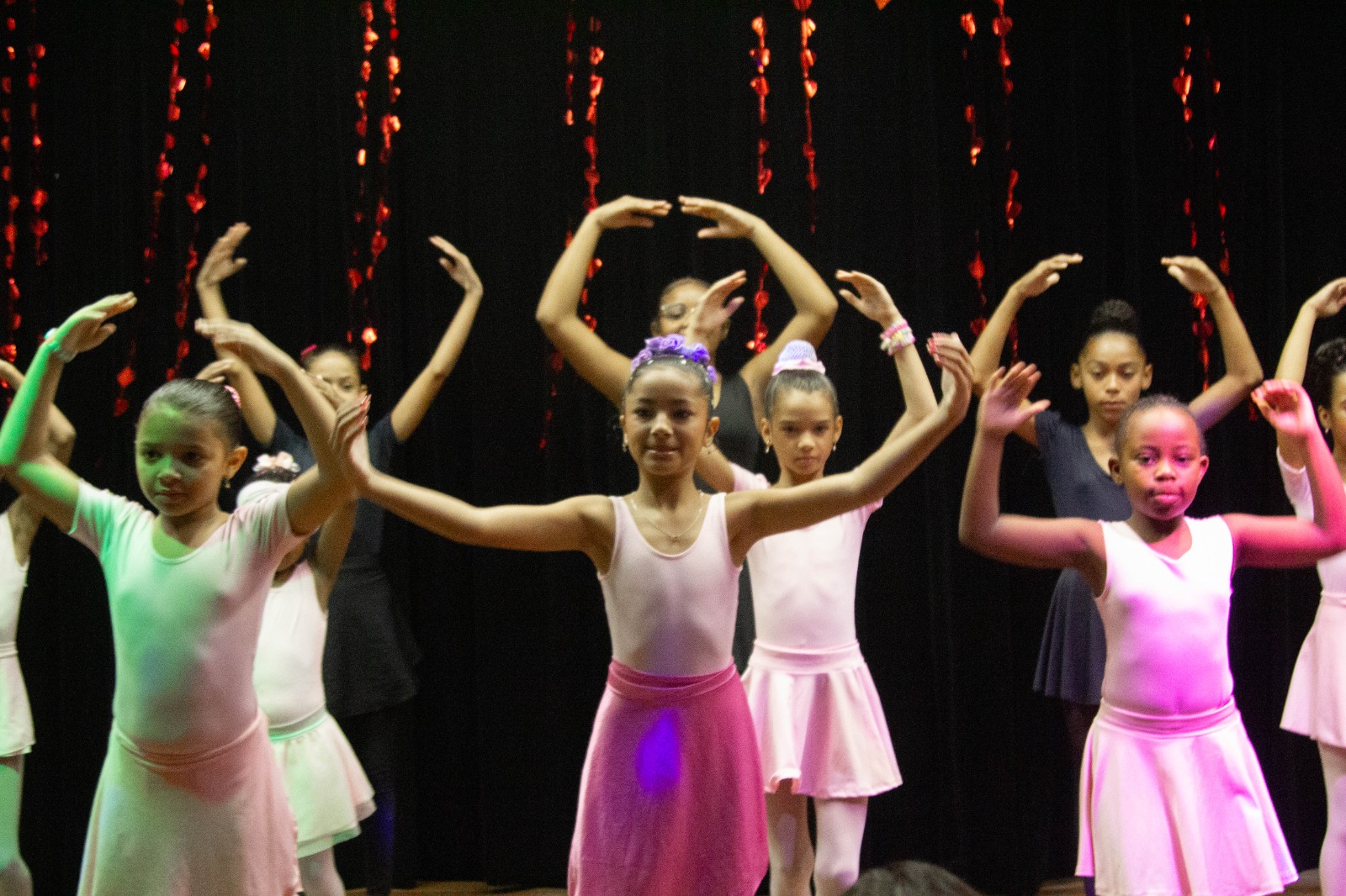 Projeto de ballet emociona mães em apresentação especial na Estação Cidadania