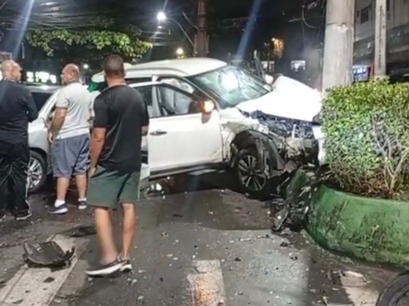 Suspeitos fogem de abordagem do 12º BPM, não obedecem ordem de parada e provocam grave acidente no Largo da Batalha