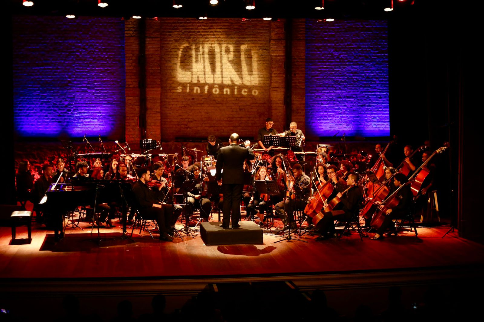Aprendiz Musical comemora 25 anos com Theatro Municipal lotado em Niterói para marcar o lançamento oficial do álbum “Choro Sinfônico”