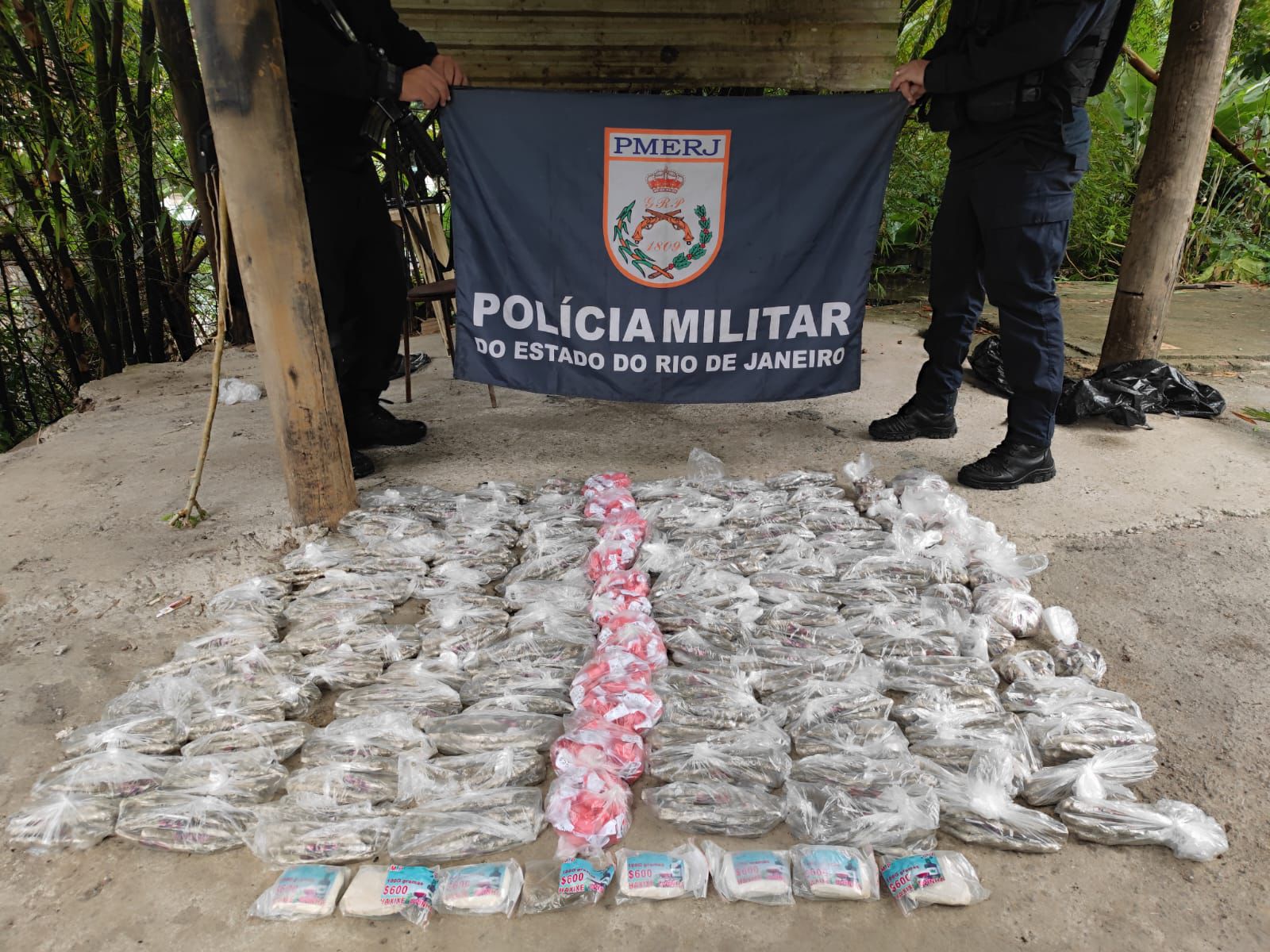 Grande apreensão de drogas em Maria Paula! Policiais do 12º BPM apreenderam uma grande quantidade de entorpecentes em Niteroi
