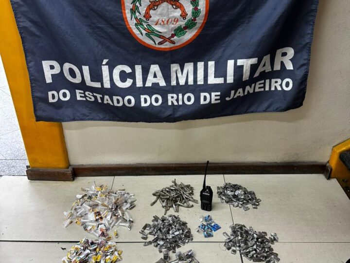GAT Bravo do 12º BPM prende suspeito e apreende entorpecentes no Morro do Marítimo, em Niteroi