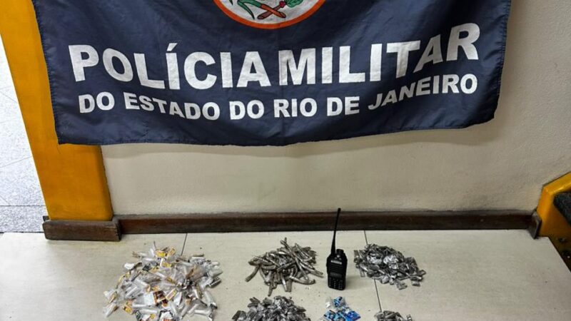 GAT Bravo do 12º BPM prende suspeito e apreende entorpecentes no Morro do Marítimo, em Niteroi
