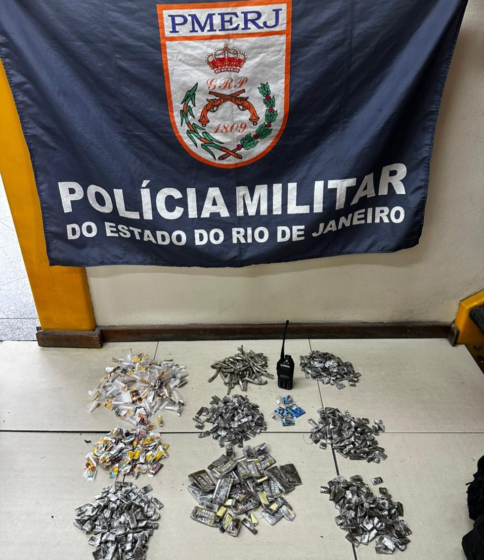 GAT Bravo do 12º BPM prende suspeito e apreende entorpecentes no Morro do Marítimo, em Niteroi