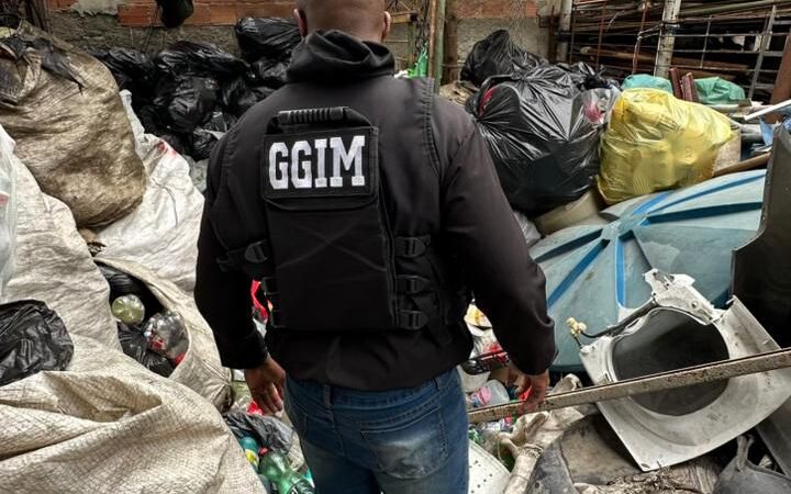 Operação Asfixia: agentes interditam ferro-velho clandestino no Fonseca