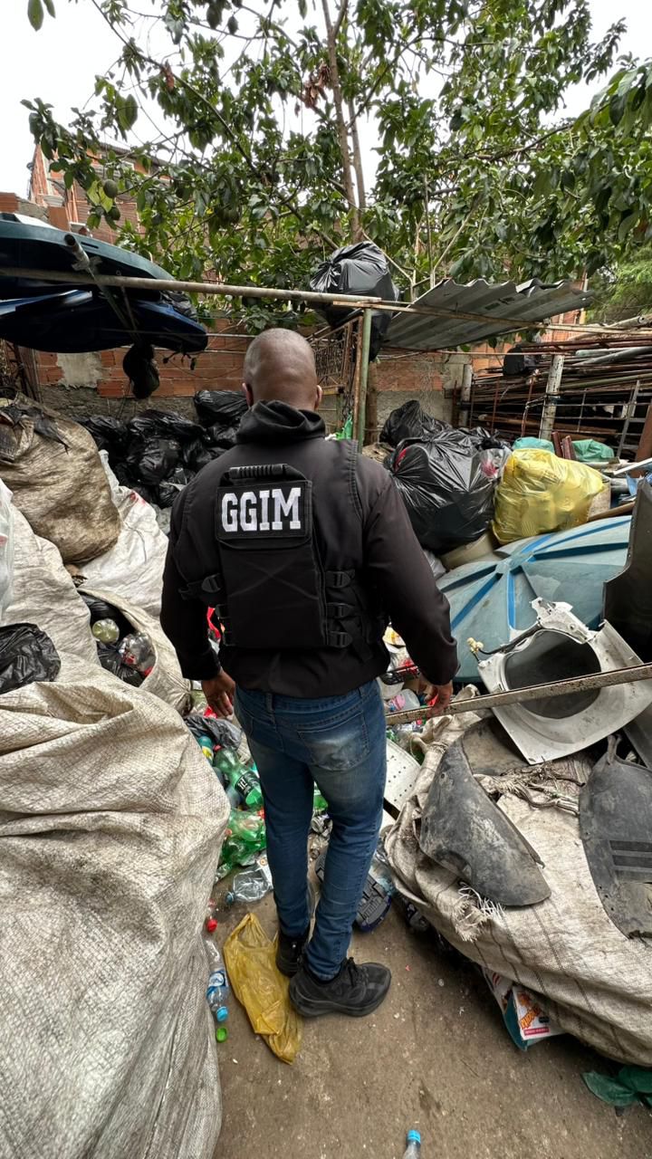 Operação Asfixia: agentes interditam ferro-velho clandestino no Fonseca