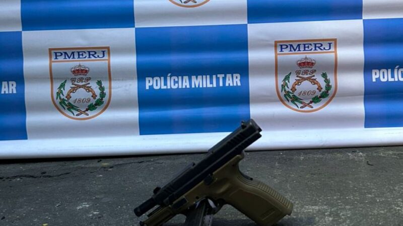Ação do 7º BPM resulta em presos e arma apreendida no Gebara, em São Gonçalo