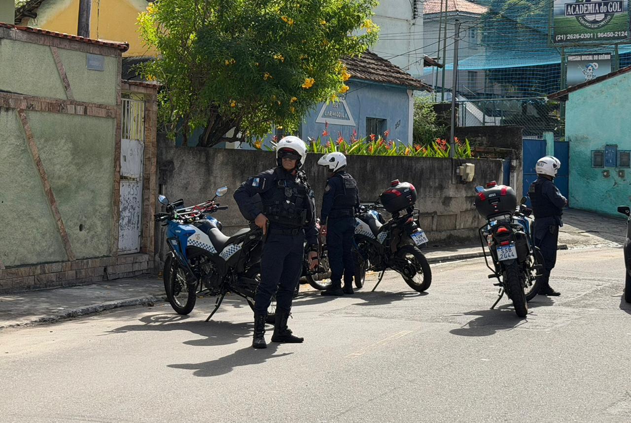 Equipes de moto-patrulhamento do 12º batalhão intensificam a presença nas ruas e reforçam a segurança em diversos pontos estratégicos da zona norte de Niterói
