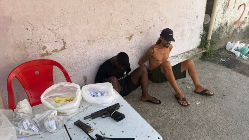 Policias Civis da 76ª DP prende homem e apreende adolescente com arma e drogas na Favela do Sabão, em Niterói